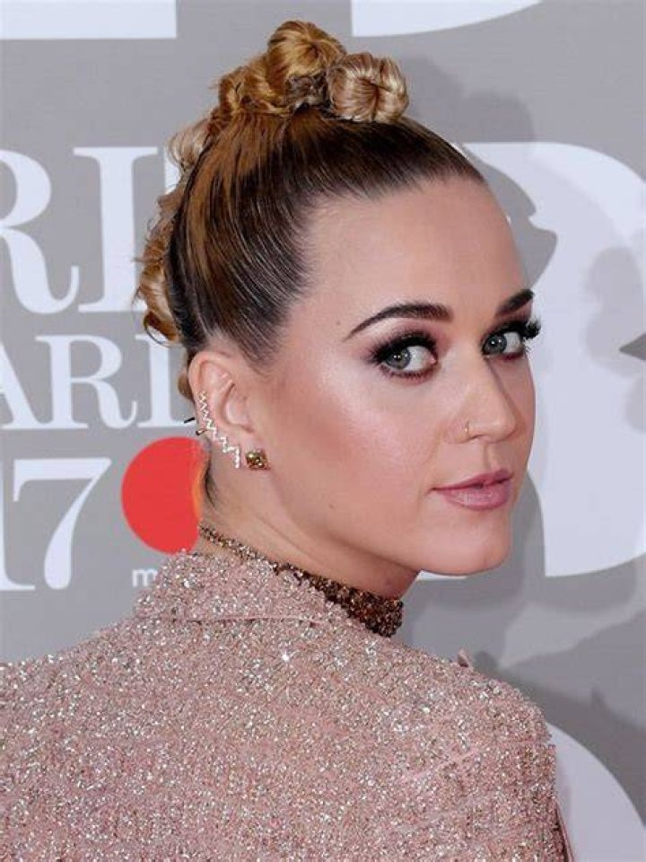 2017 Brits Hair & Makeup — See The Best Beauty Looks On The Red Carpet