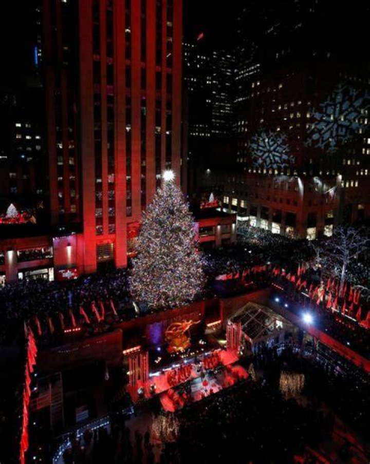30 Rockefeller Tree Lighting 2018 — PICS – Hollywood Life