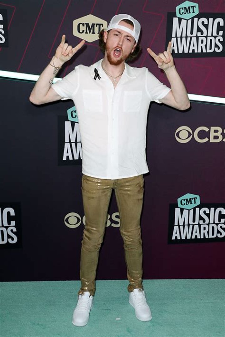 5 Things to Know About Singer Nominated For ACMs – Hollywood Life