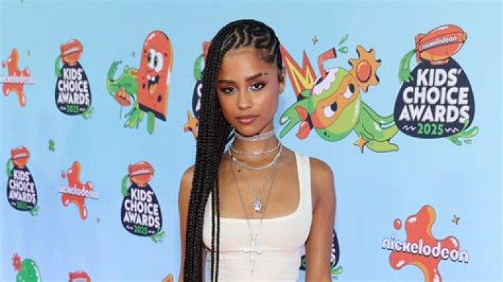 5 Things To Know About The Singer – Hollywood Life