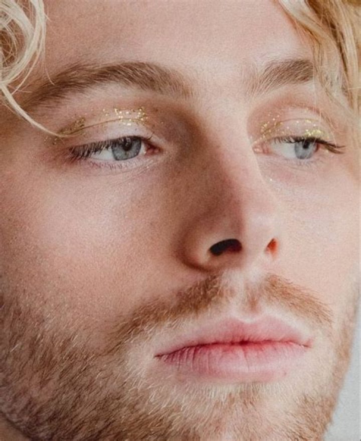 5SOS Drop ‘Easier’ Video & Fans Love Luke Hemmings’ Glitter Makeup – Hollywood Life