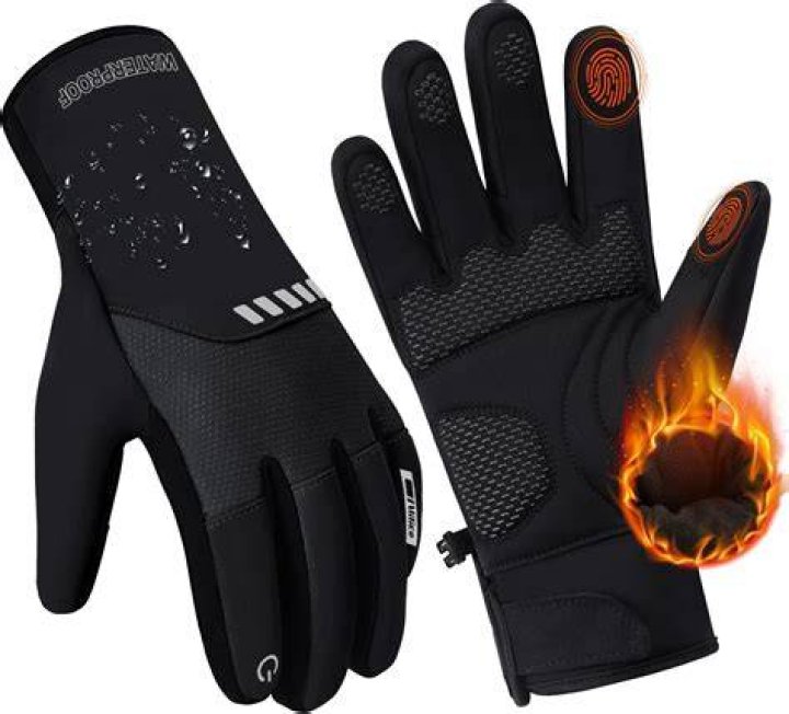 6 Of The Best Touch Screen Gloves To Wear All Winter Long That Are Under $50