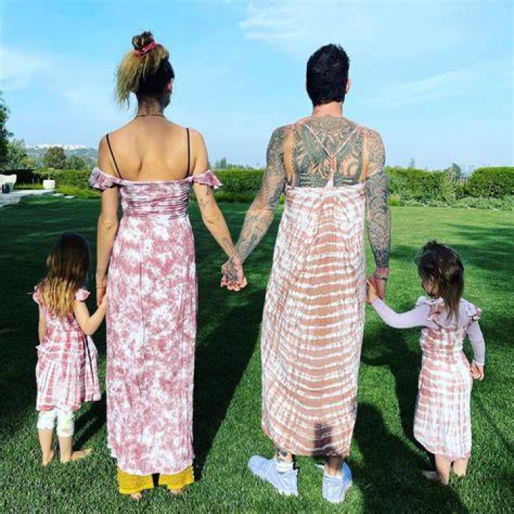 Adam Levine & Bethati Prinsloo With Kids Dusty & Gio At Beach: Photos – Hollywood Life