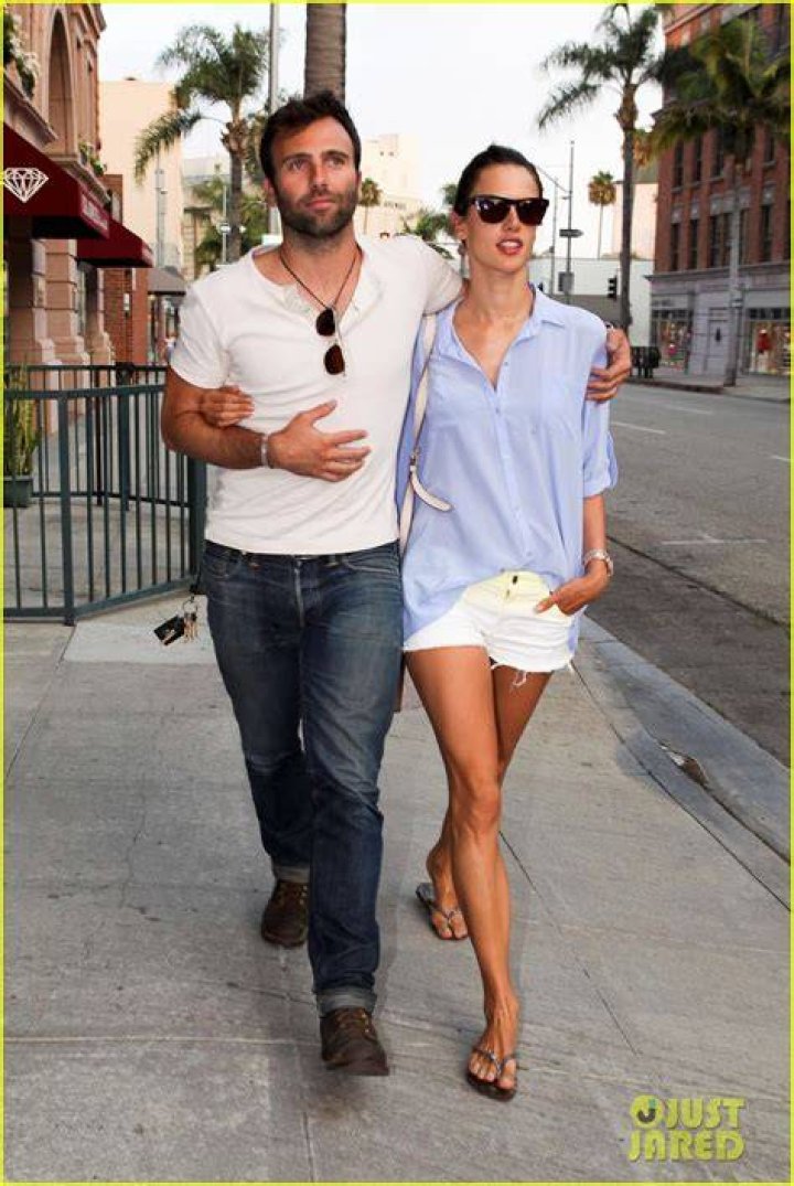 Alessandra Ambrosio Runs into Ex Jamie Mazur While Walking With New BF – Hollywood Life