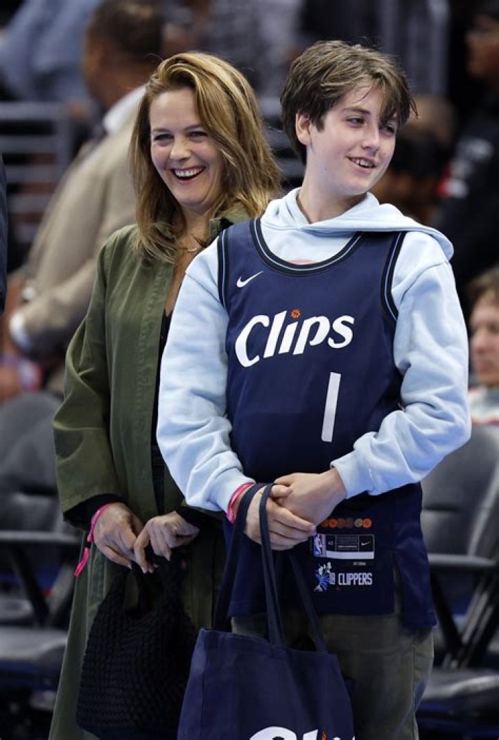 Alicia Silverstone and Son Bear Attend Clippers Game: Photos – Hollywood Life