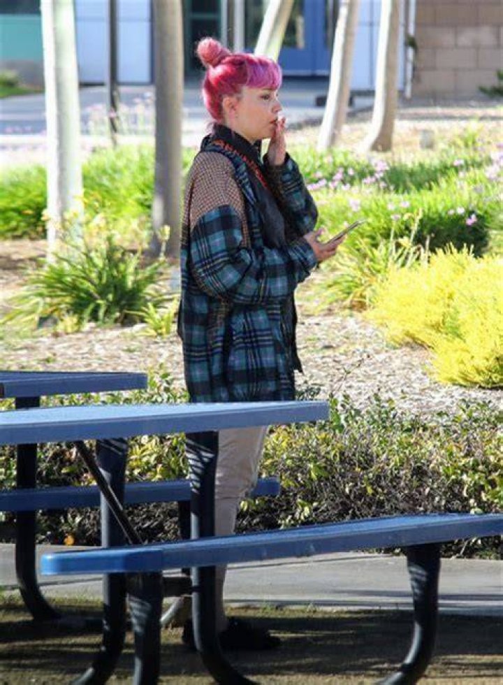 Amanda Bynes Smokes Cigarette & Sports Pink Hair Outside Court: Pic – Hollywood Life