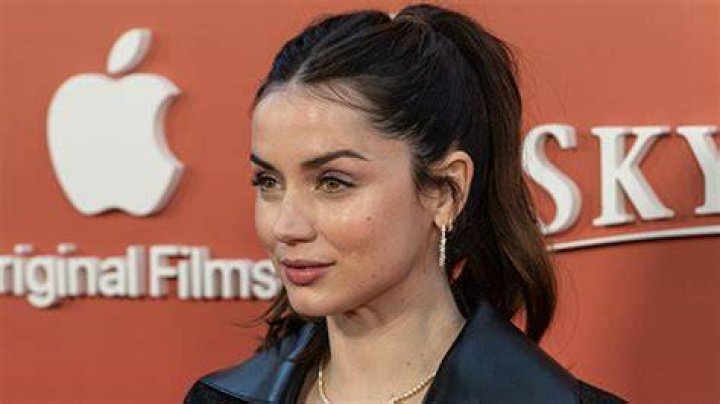 Ana De Armas’s Favorite Serum Helps Her ‘Wake Up’ – Hollywood Life