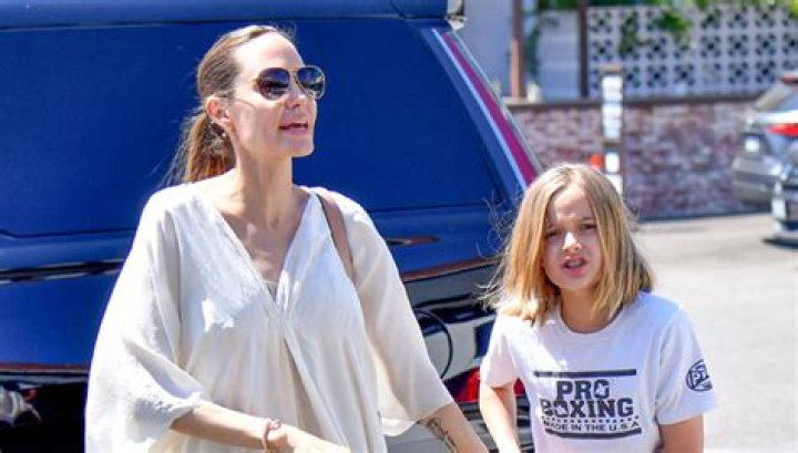 Angelina Jolie & Mini-Me Daughter Vivienne, 11, Take Their Dog To A Pet Store – Pics