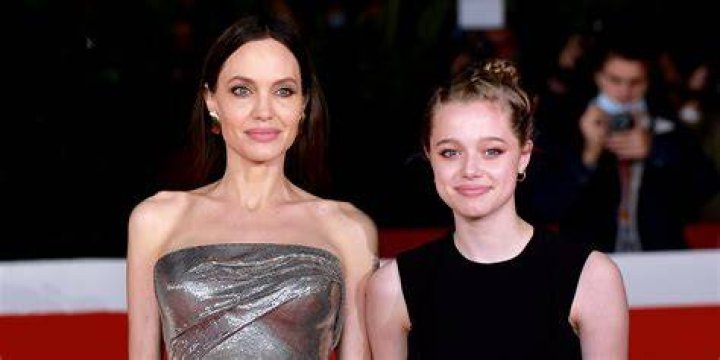 Angelina Jolie Wraps Her Arm Around Daughter Vivienne, 12, After Shopping For Pet Supplies – Pic