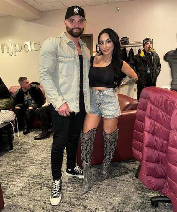 Angelina Pivarnick Grabs Vinny Guadagnino Intimately On ‘Jersey Shore’ – Hollywood Life