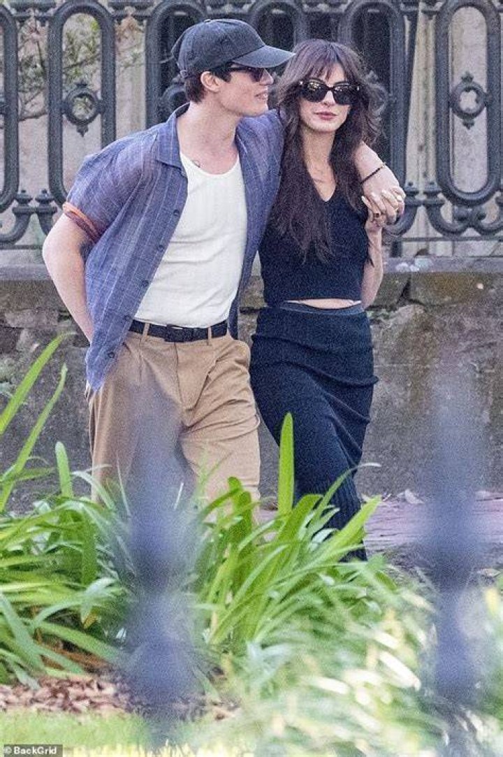 Anne Hathaway’s Wardrobe Malfunction Is Butt Of Joke — Too Soon? – Hollywood Life