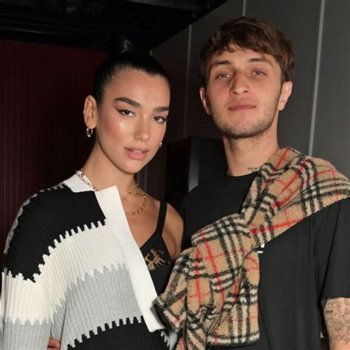 Anwar Hadid & Dua Lipa Make Their NYFW Couple Debut At Bella & Gigi’s Marc Jacobs Show