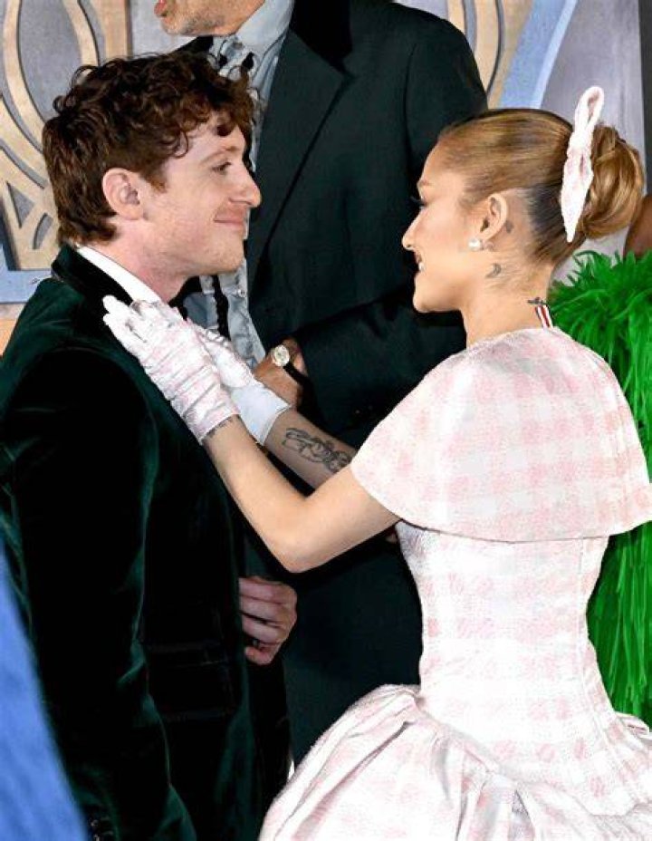 Ariana Grande & Justin Bieber PDA: She’s Upset That Big Sean’s Upset