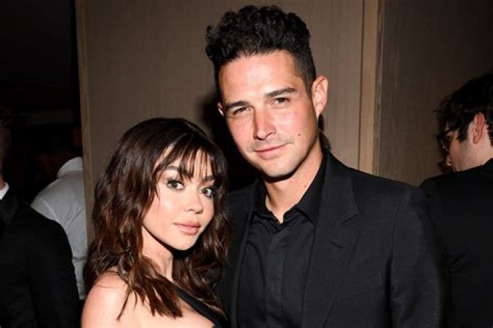 Ariel Winter Sits On BF Luke Benward’s Lap In Sweet Pics With Sarah Hyland & Wells Adams 