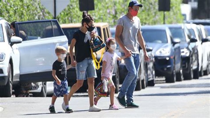 Ashton Kutcher & Mila Kunis Hold Hands With Kids Dimitri & Wyatt – Hollywood Life