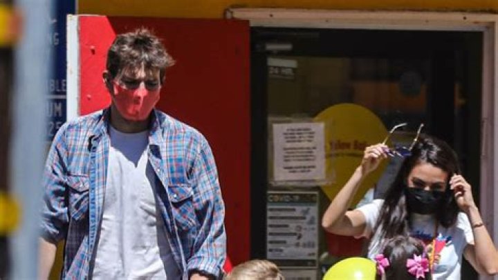 Ashton Kutcher & Mila Kunis Take Kids Wyatt & Dimitri For Haircuts – Hollywood Life