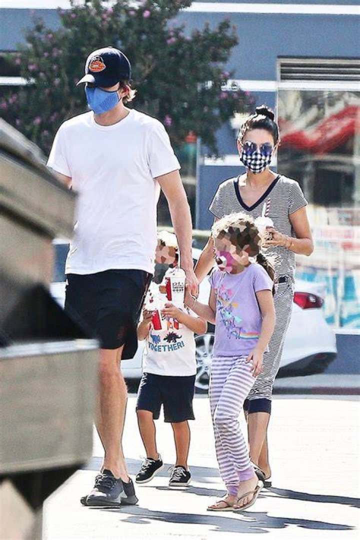 Ashton Kutcher & Mila Kunis Wear Matching Shirts At Breakfast Outing – Hollywood Life