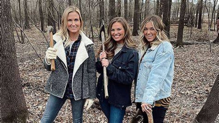 ‘At Home With The Robertsons’ Video – Hollywood Life