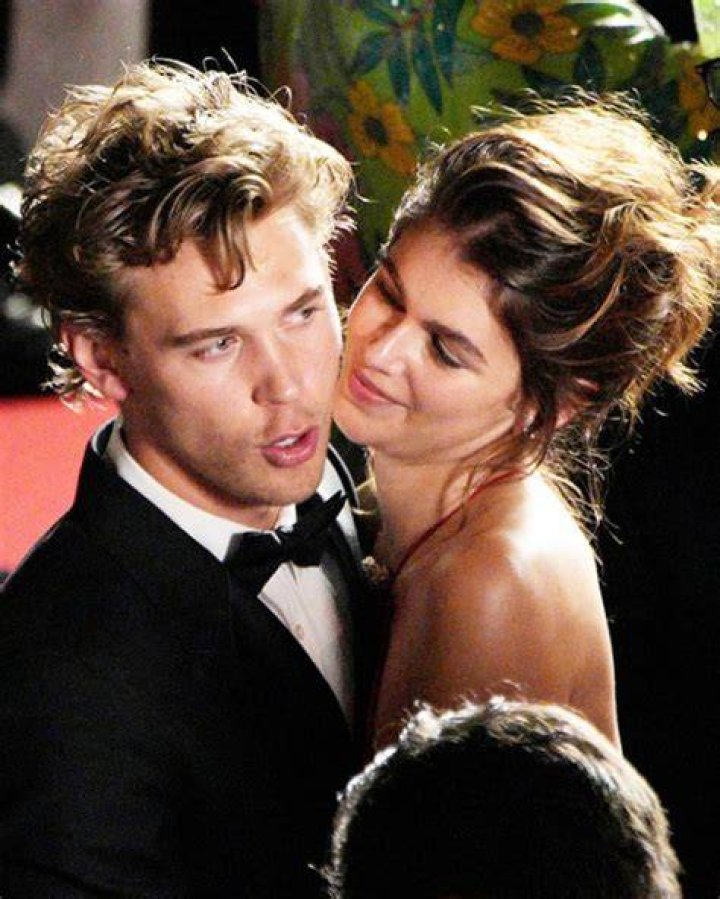 Austin Butler and Kaia Gerber Hold Hands at Farmers’ Market: Photos – Hollywood Life