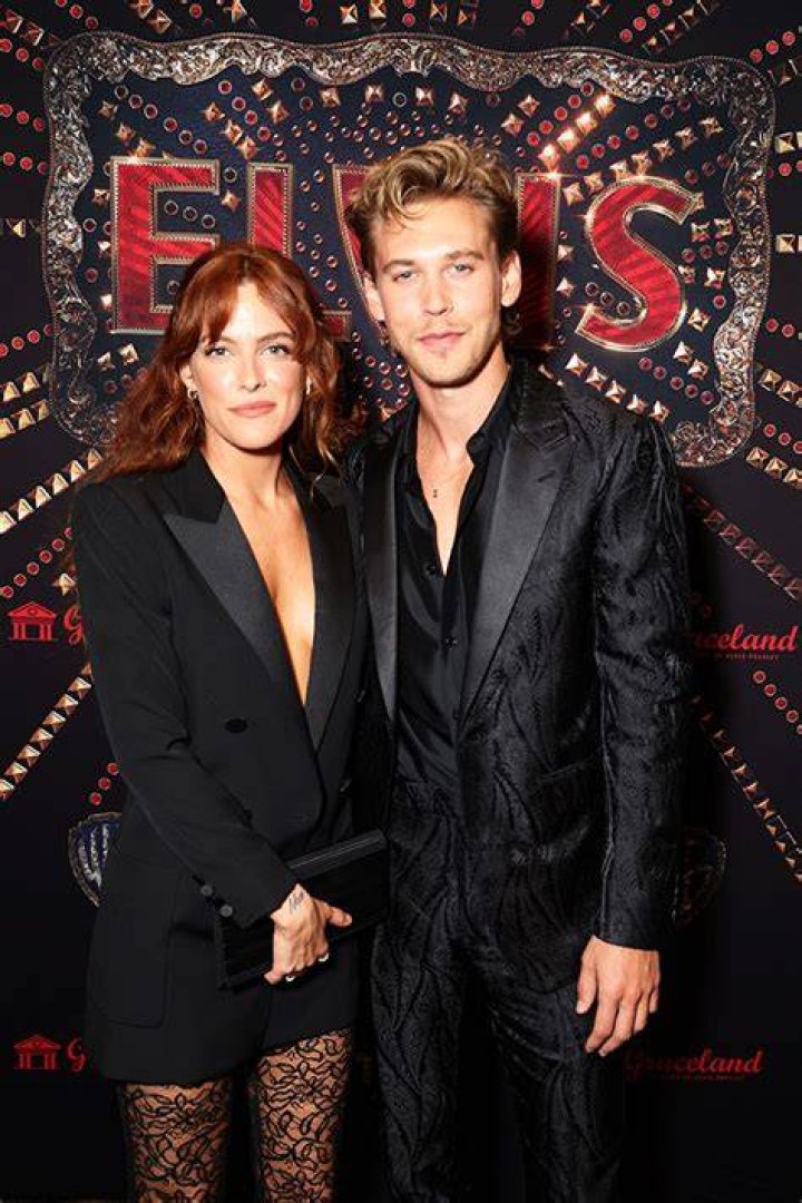 Austin Butler Plays Elvis Presley’s Real Guitar In Riley Keough Photos – Hollywood Life