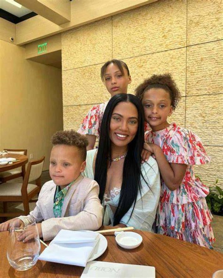 Ayesha Curry Cozies Up With Her Husband Steph & Their 3 Children In Adorable New Snap