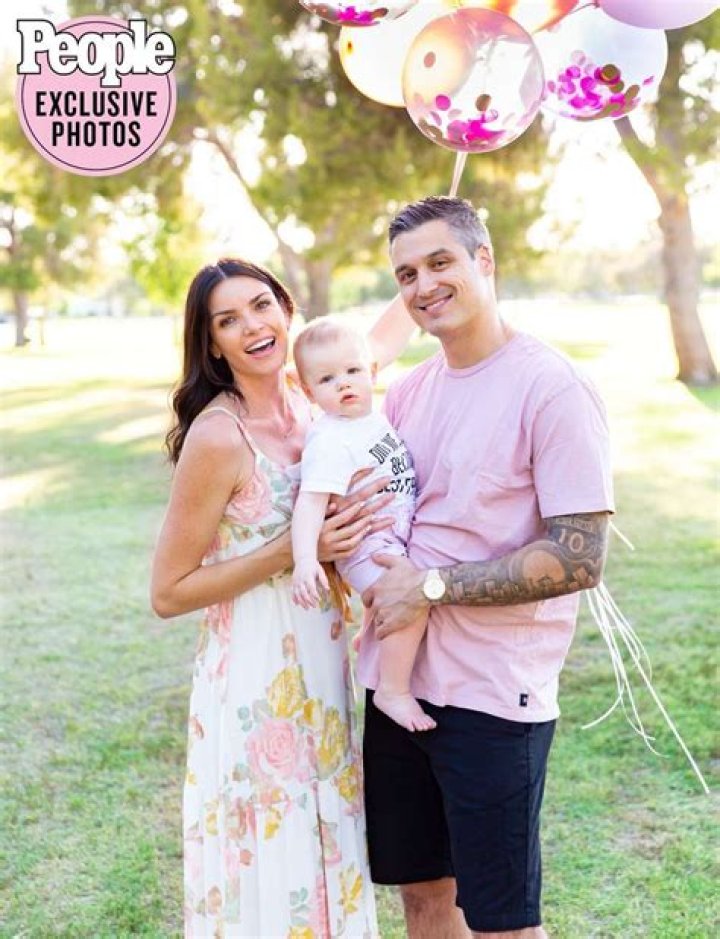 ‘Bachelor’ Alum Courtney Robertson Reveals Music-Themed Nursery Plans After Announcing Pregnancy