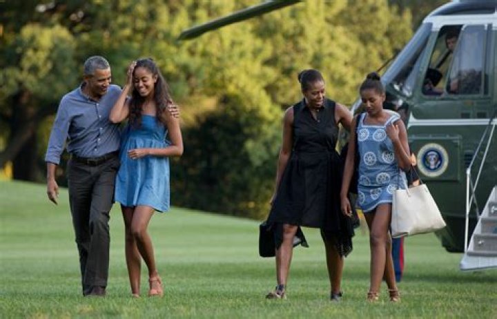 Barack Obama Confesses That After Having An Absentee Father, He Vowed Malia & Sasha Would ‘Be Put First’