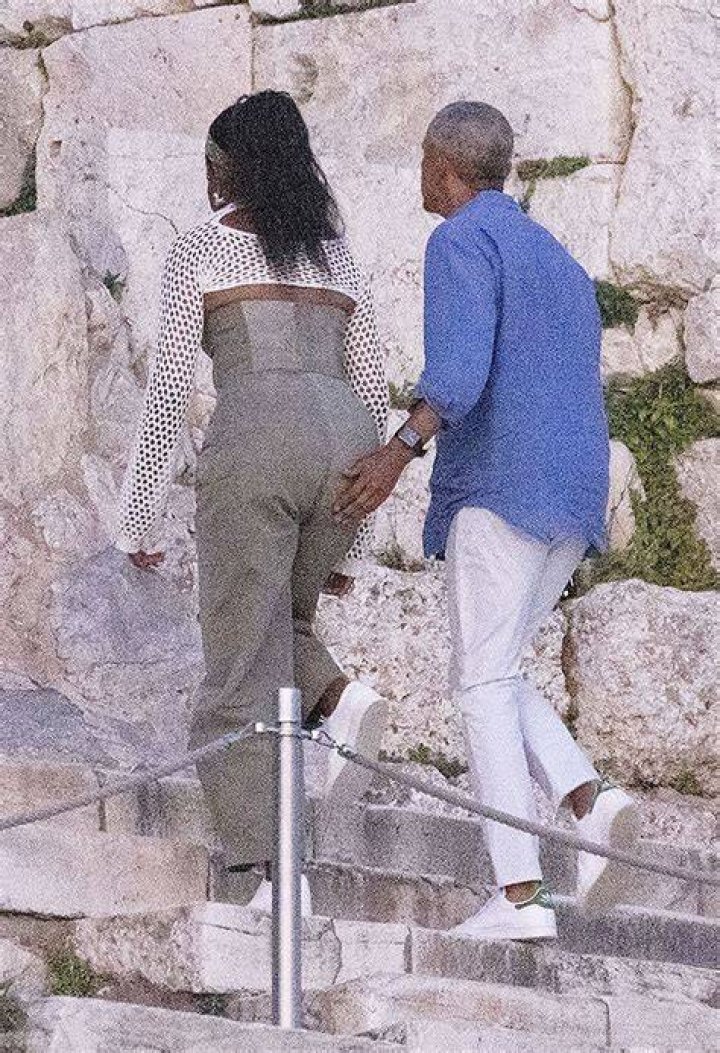 Barack Obama Pats Michelle’s Butt Amid Vacation In Greece: Photo – Hollywood Life