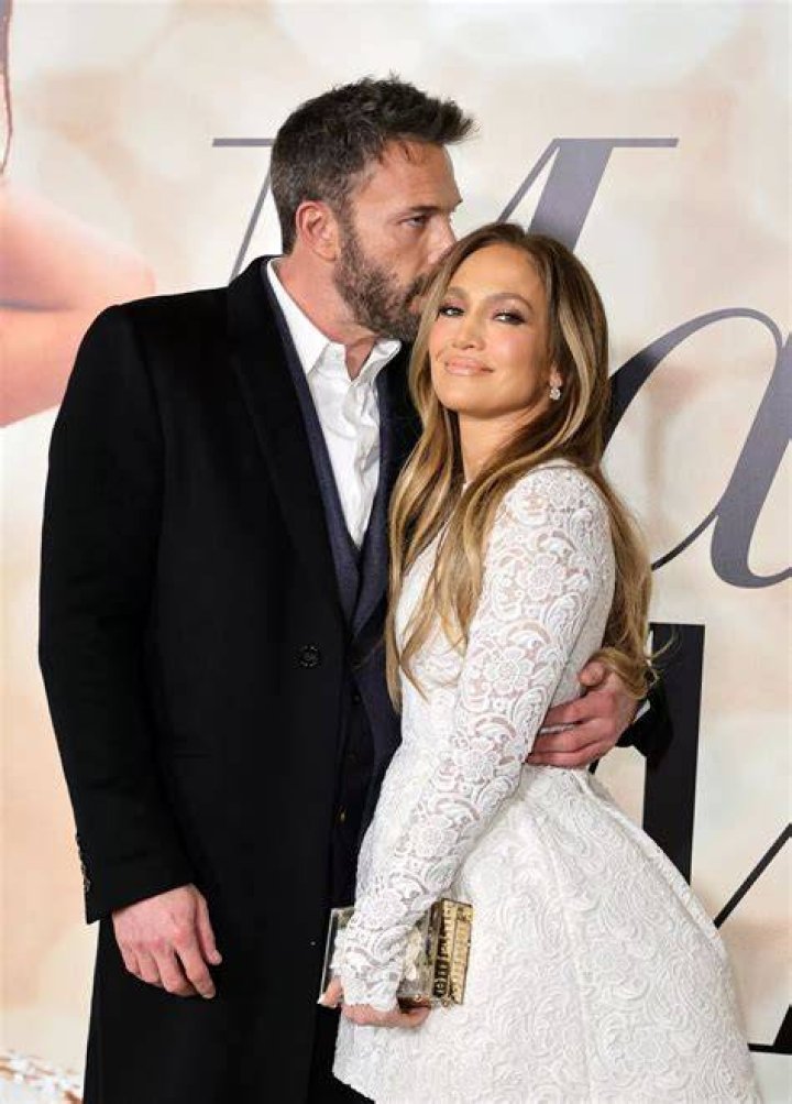 Ben Affleck & Ana De Armas Kiss Passionately While On A Romantic Walk – Hollywood Life