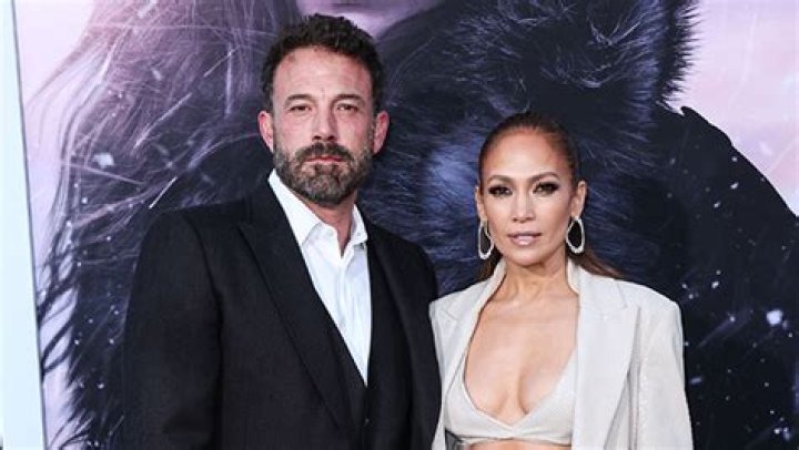 Ben Affleck Checks His Phone While Kissing Jennifer Lopez – Hollywood Life