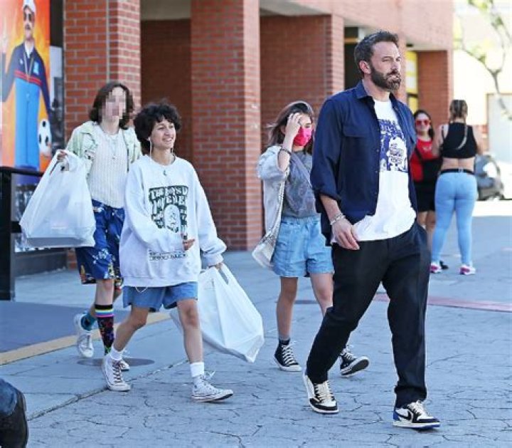 Ben Affleck Helping Jennifer Lopez’s Kids While She Films ‘Atlas’ – Hollywood Life