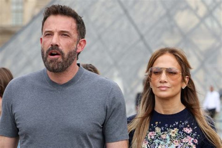 Ben Affleck & Jennifer Lopez Link Arms On Date To Italian Restaurant – Hollywood Life
