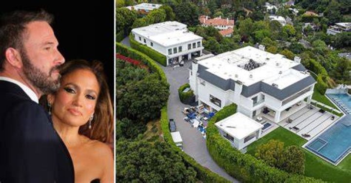 Ben Affleck Spotted Outside J.Lo’s House In 1st Photos Since She Wore Diamond Ring On THAT Finger