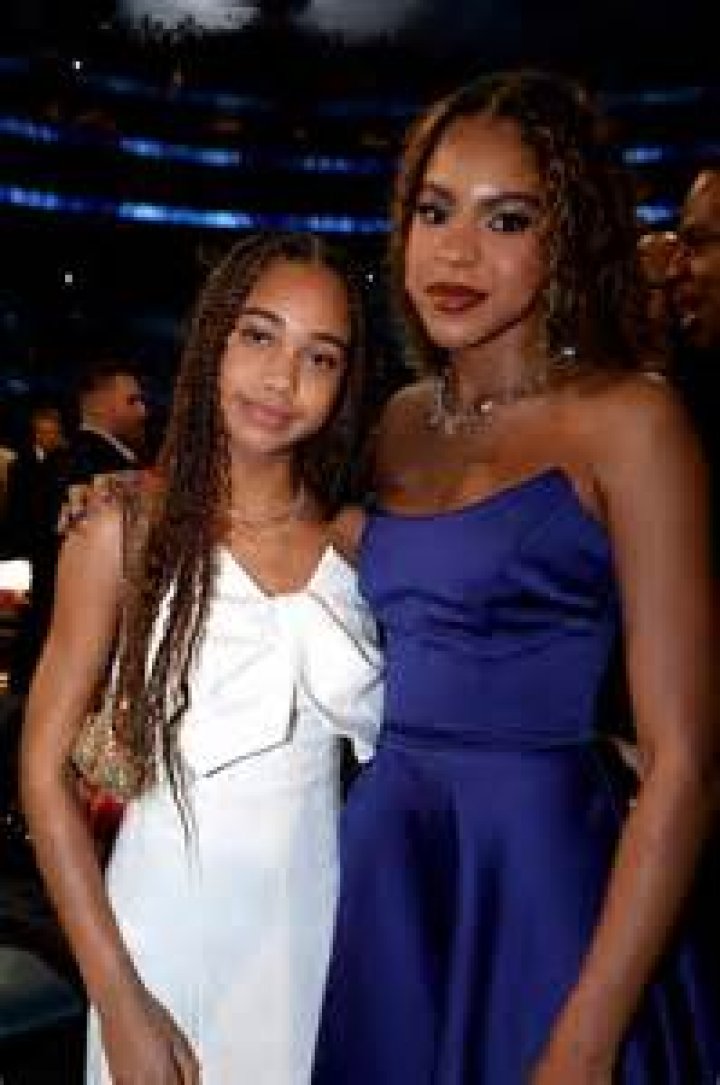 Beyonce Cuddles With Daughter Blue Ivy & Mom Tina In Sweet Family Photo – Hollywood Life