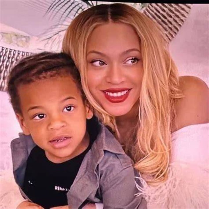 Beyoncé Is An ’80s Queen In Tweed Short-Shorts Celebrating 13th Anniversary With Jay-Z In ‘Sin City’