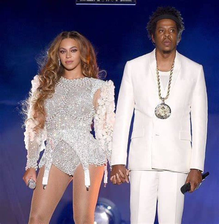 Beyoncé Rocks Flared Jeans In PDA Photos With Jay-Z – Hollywood Life