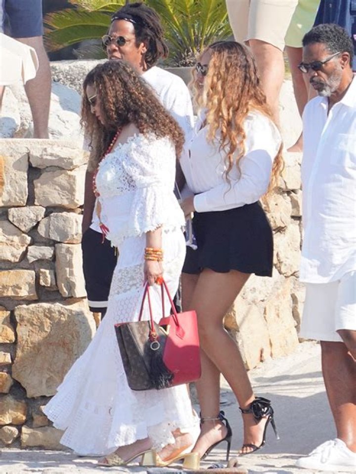 Beyonce Rocks Mini Dress With JAY-Z In New Photos – Hollywood Life