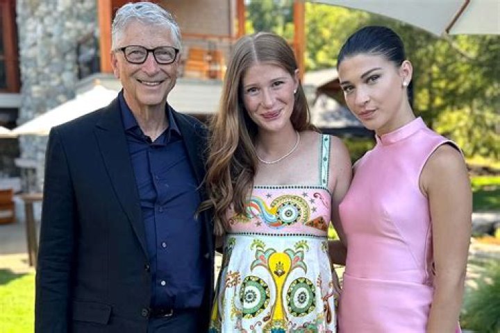 Bill Gates & Daughter Jennifer Cuddle In New Pic Amid Divorce – Hollywood Life
