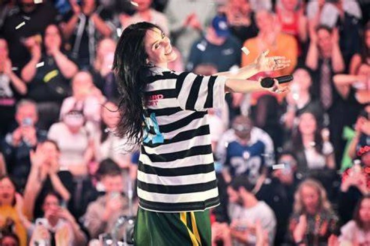 Billie Eilish Invites Fans Into Bedroom Studio In New Documentary – Hollywood Life