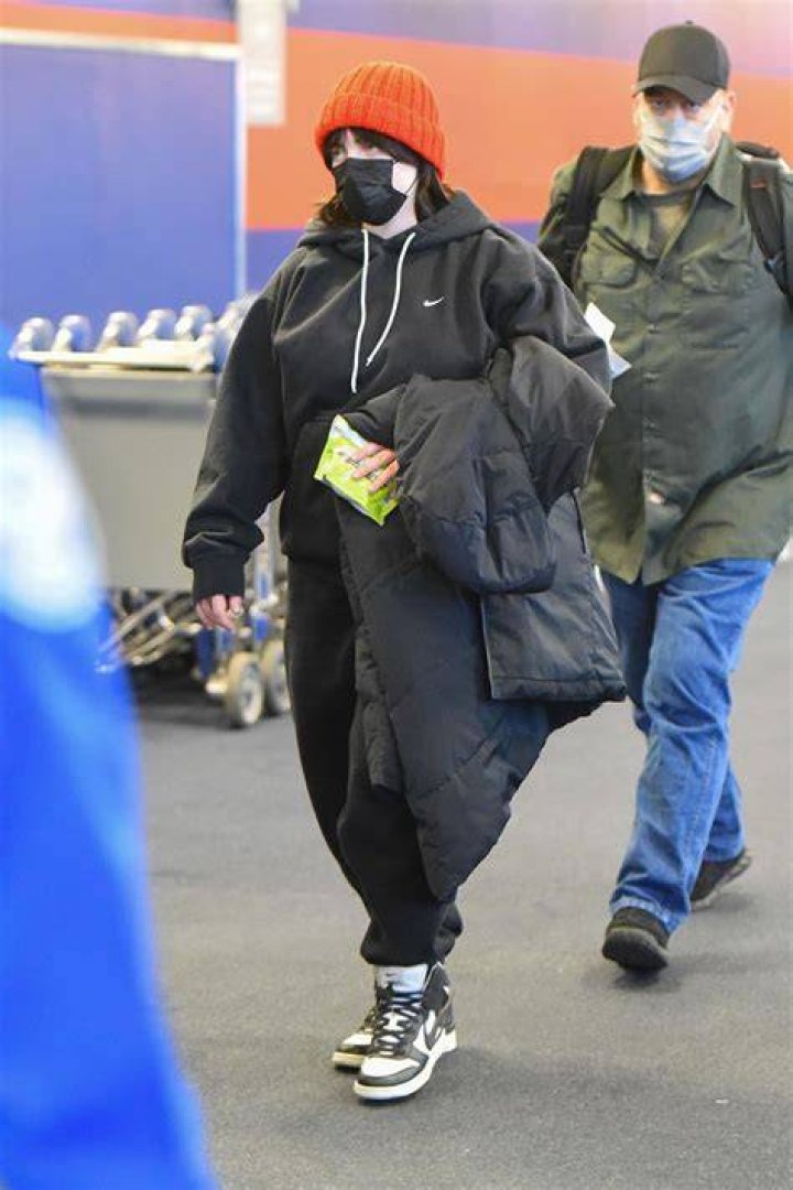 Billie Eilish Rocks Black Sweats While Walking In NYC — Pics – Hollywood Life