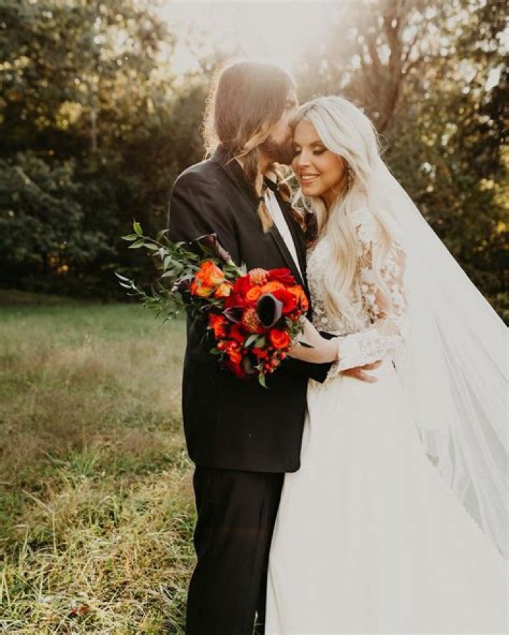 Billy Ray Cyrus Marries Firerose in Romantic Outdoor Wedding – Hollywood Life