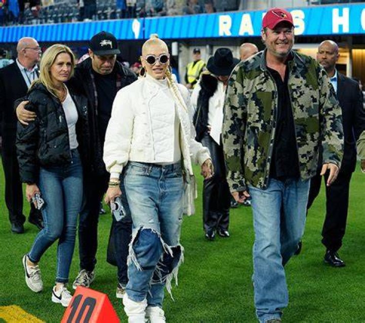 Blake Shelton & Gwen Stefani Enjoy Date Night At NFL Game: Photos – Hollywood Life