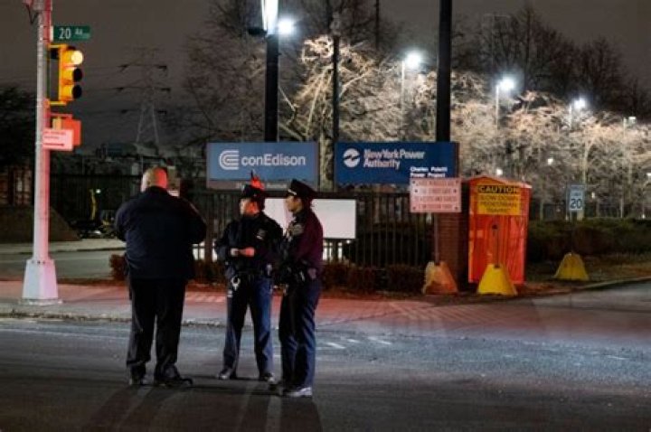 Blue Light Power Plant Explosion In New York — PICS – Hollywood Life