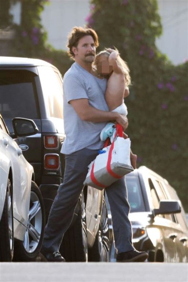 Bradley Cooper & Daughter Lea’s Beach Day In Malibu — Pics – Hollywood Life