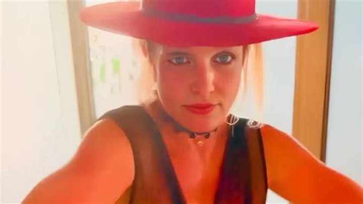 Britney Spears Dances In Red Crop Top & Short Shorts To ‘Bad Guy’ – Hollywood Life