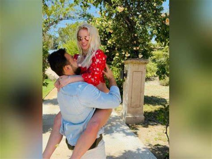 Britney Spears Kisses BF Sam Asghari & Thrusts Her Hips In Sexy Throwback Yoga Video