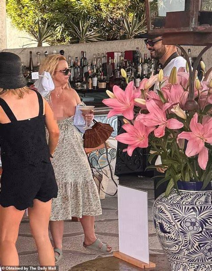 Britney Spears & Mystery Man Get Food: Photos – Hollywood Life