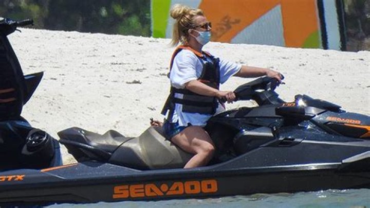 Britney Spears & Sam Asghari Ride Jet Skis During Cabo Trip: Photos – Hollywood Life