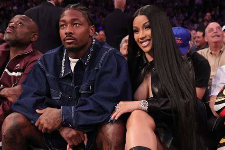 Cardi B Shows Off Bare Baby Bump While Rapping Along To ‘Wild Side’ – Hollywood Life