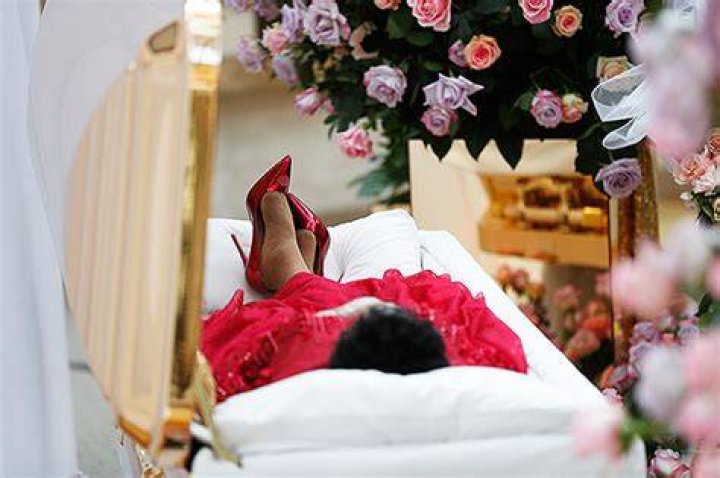 Casket Photo Revealed From Queen Of Soul’s Memorial – Hollywood Life